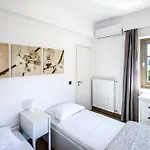 White * カラヴォミロス