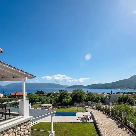 White * كارافوميلوس