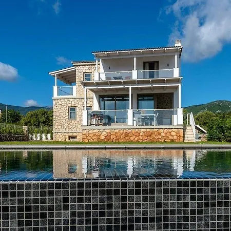 White 凯法米洛斯