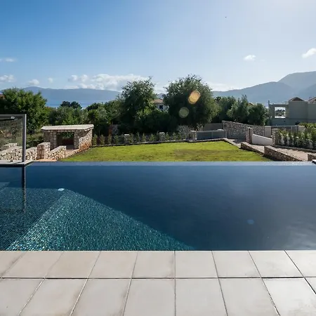 White كارافوميلوس