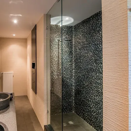 فيلة White كارافوميلوس