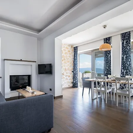 White كارافوميلوس