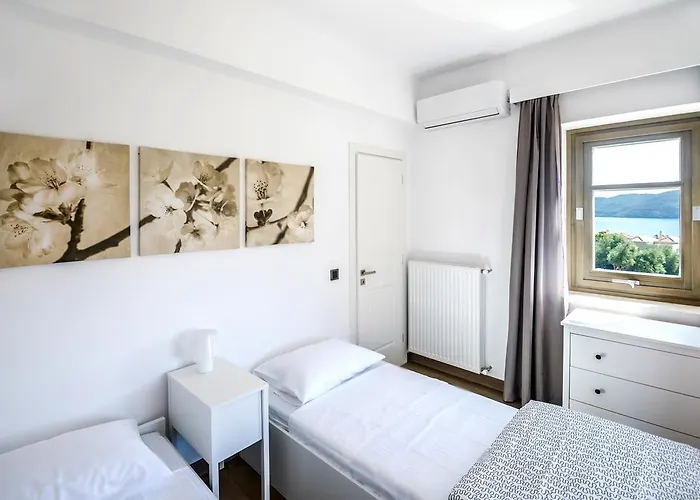 White * Καραβόμυλος